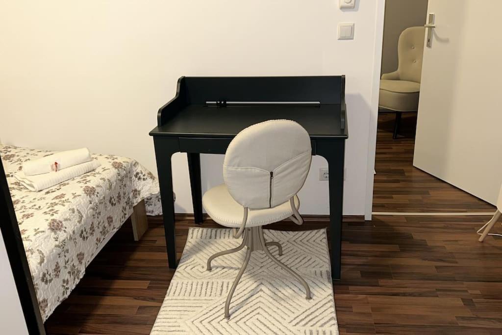 Gemuetliche Mit Balkon In Apartment